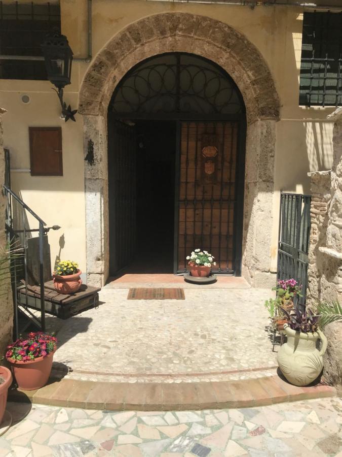 Le Prigioni Del Palazzo B&B 索拉 外观 照片
