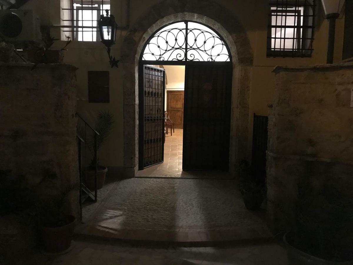 Le Prigioni Del Palazzo B&B 索拉 外观 照片